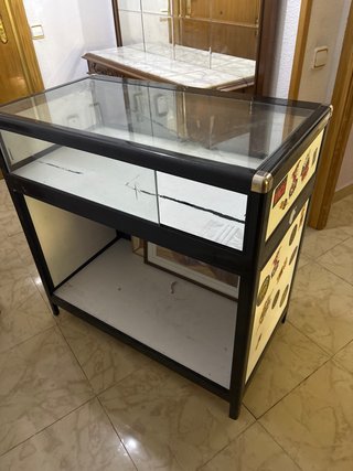 Vitrina expositora con espejo