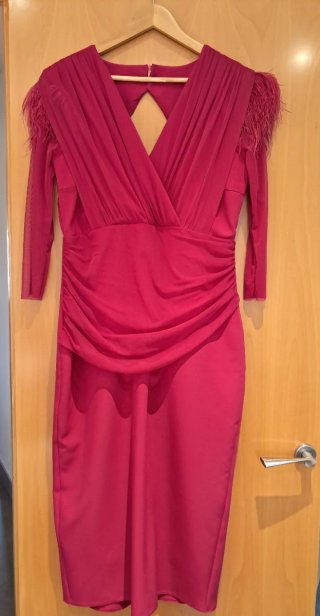 Vestido invitada rosa/rojo (cereza) con plumas