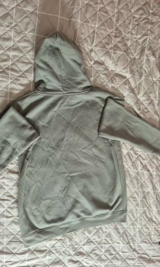 Sudadera verde con capucha