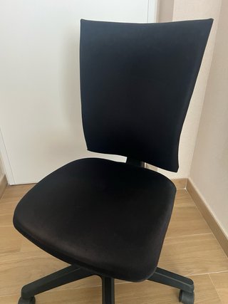 Silla de escritorio negra con ruedas