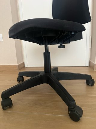 Silla de escritorio negra con ruedas