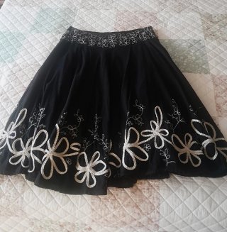 Falda Zara bordada negra