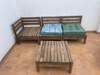 Conjunto terraza 3 sillones, mesa y dos cojines.