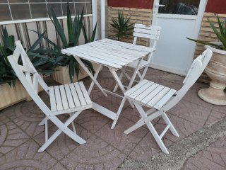 Mesa y 2 sillas plegables blancas