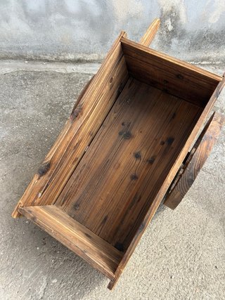 Carriola da giardino in legno