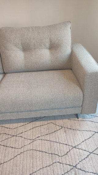 Sofá de tela gris casi nuevo. Más dos mesas Arregl