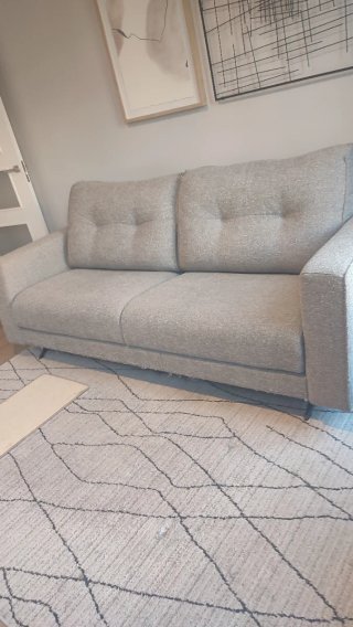 Sofá de tela gris casi nuevo. Más dos mesas Arregl