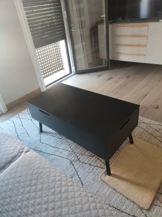 Sofá de tela gris casi nuevo. Más dos mesas Arregl