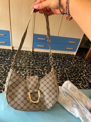 Bolso de hombro con logo