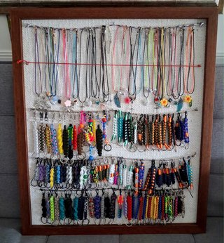 Lote 150 bisutería artesanal + expositor