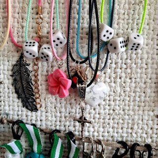 Lote 150 bisutería artesanal + expositor