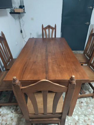 Mesa de comedor con 6 sillas de madera