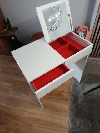 Tocador blanco con espejo y cajón