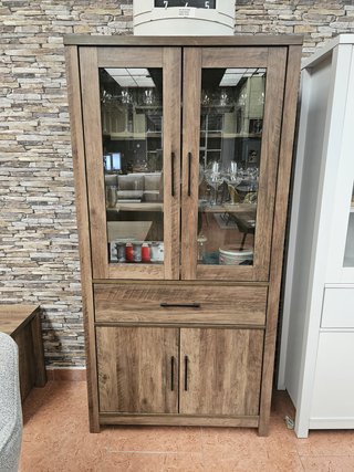 Vitrina de madera y puertas cristal