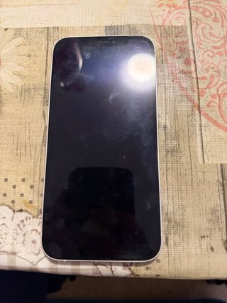 iPhone 12 con parte trasera rayada
