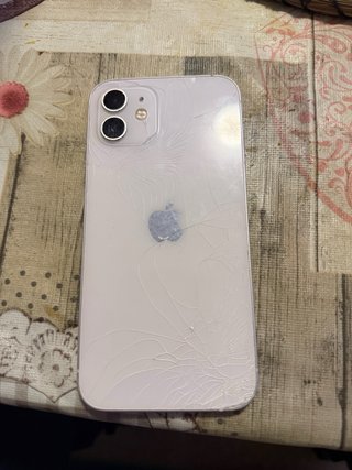 iPhone 12 con parte trasera rayada