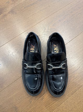 Mocasines negros Zara con hebilla
