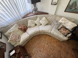 Sofá rinconero curvo con mesa + cojines