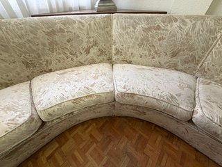 Sofá rinconero curvo con mesa + cojines
