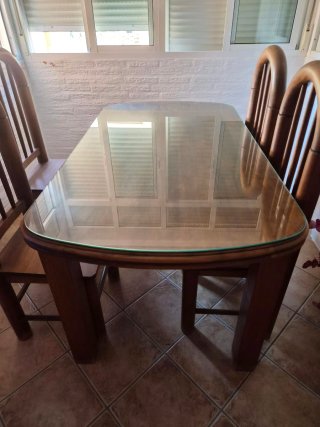 Mesa de comedor con 6 sillas de madera
