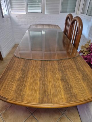 Mesa de comedor con 6 sillas de madera
