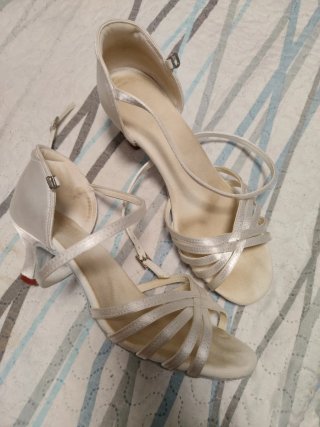 Zapatos de tacón blancos de baile latino