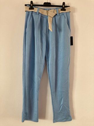 Pantalón azul con cinturón