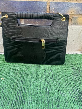 Bolso negro con textura piel de lagarto