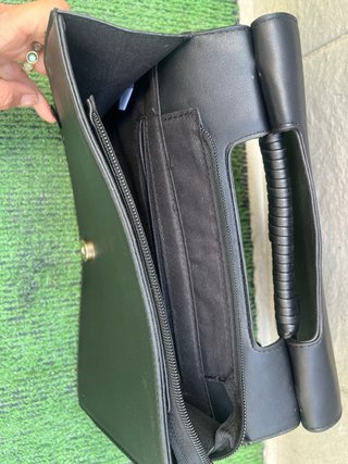 Bolso negro con textura piel de lagarto