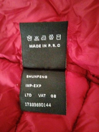 Giubbino rosso con cappuccio