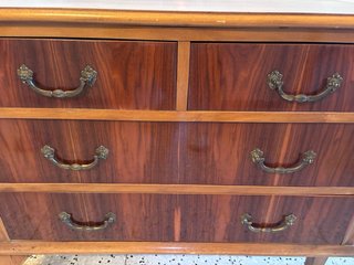 Mueble cajonero antiguo de madera
