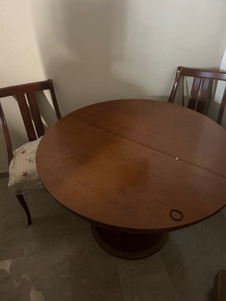 Mesa redonda con 4 sillas de madera