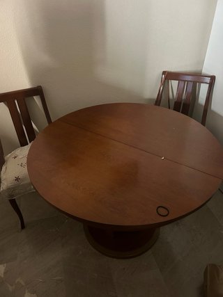 Mesa redonda con 4 sillas de madera