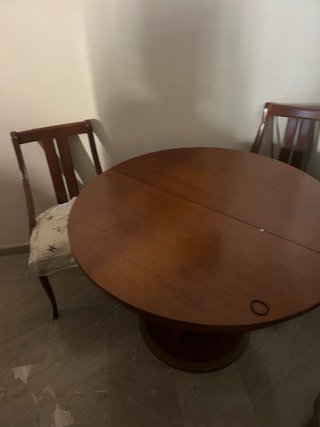 Mesa redonda con 4 sillas de madera