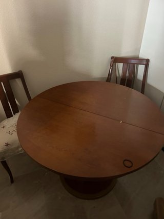 Mesa redonda con 4 sillas de madera