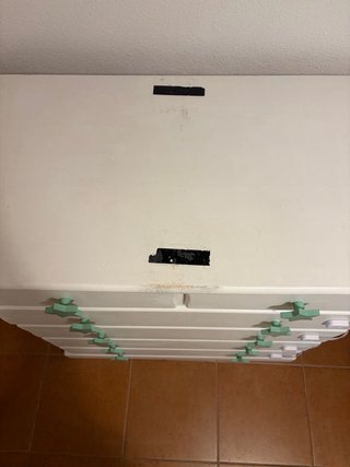 Cajonera blanca con tiradores de estrella.