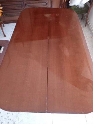 Mesa de comedor de madera caoba
