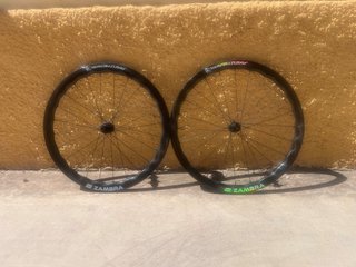 Ruedas carbono ZAMBRA Perfil ondulado.