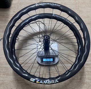 Ruedas carbono ZAMBRA Perfil ondulado.