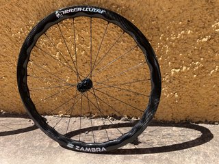 Ruedas carbono ZAMBRA Perfil ondulado.
