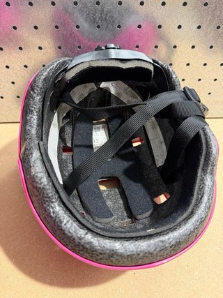 Casco rosa para patines
