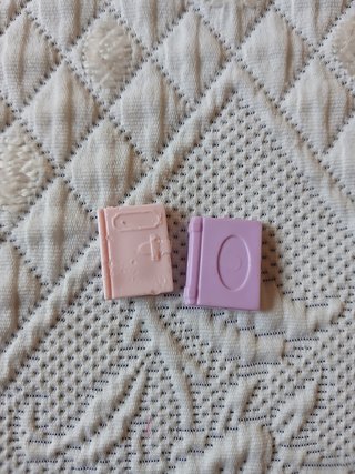 2 Livros Pequenos de Boneca Rosa e Lilás