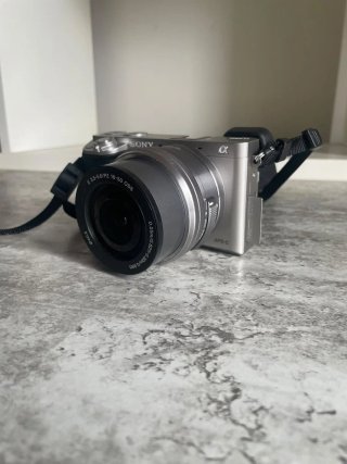 Sony Alpha A6000 + 16-50mm OSS + SD 32GB + Funda