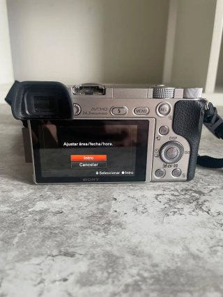 Sony Alpha A6000 + 16-50mm OSS + SD 32GB + Funda