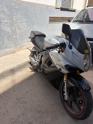 Moto Deportiva Plata y Negra
