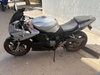 Moto Deportiva Plata y Negra