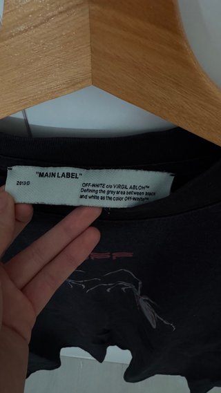 T-shirt Off-White Nera con Disegno di Ragni