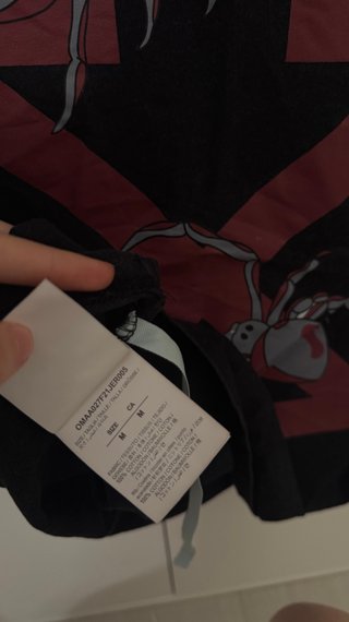 T-shirt Off-White Nera con Disegno di Ragni