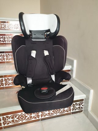 Sillita coche bebé negra y blanca