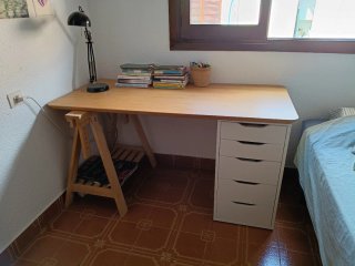 Escritorio madera con cajonera blanca